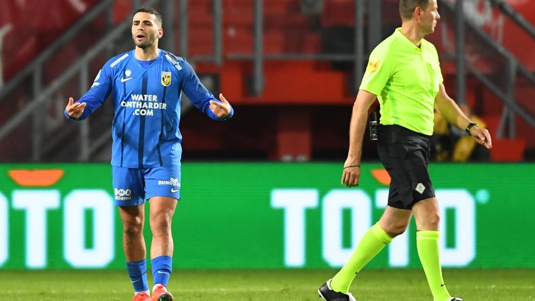 Betwiste penalty's helpen Vitesse aan benauwde zege