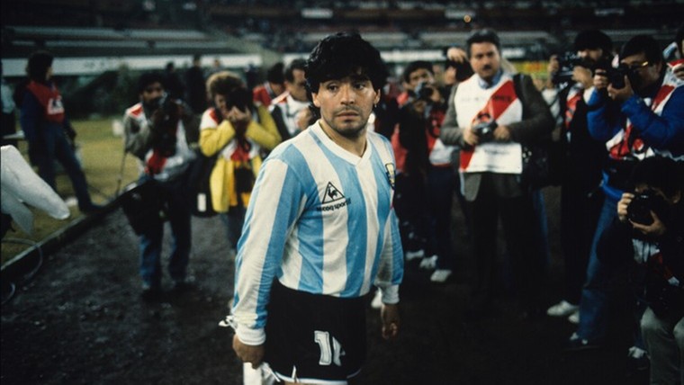Fans in België en Engeland misdragen zich, bijzonder shirt Maradona geveild