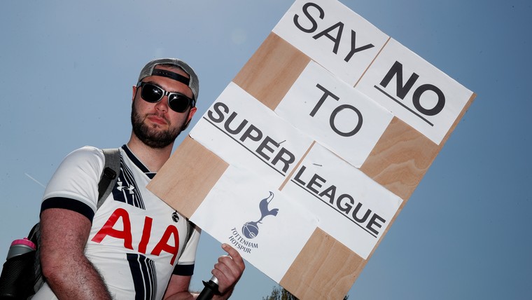 Fans Super League-clubs protesteren en keren zich tegen eigen club: 'Schaam je'