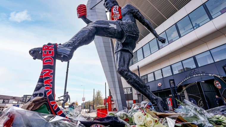 PSV-fans geven indrukwekkend eerbetoon aan Van der Kuijlen