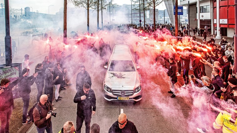 PSV herdenkt Willy van der Kuijlen met uitvaartdienst in stadion