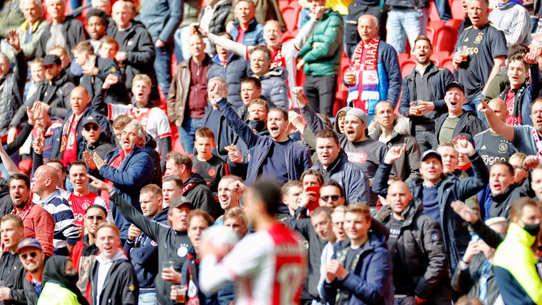 Ajax-selectie viert 'officieus kampioensfeest' met dolenthousiaste fans