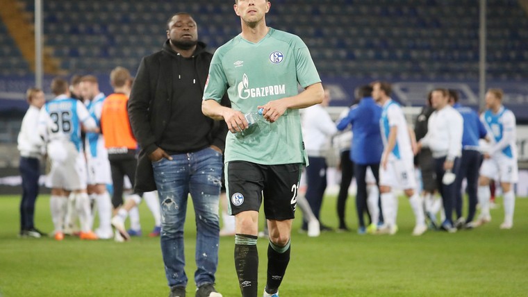 Schalke-spelers trainen weer na aanval fans: 'Club wilde zelf geen politie'