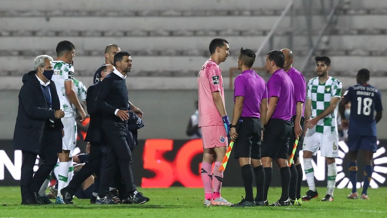 FC Porto-coach gestraft na tirade richting scheids: 'Schande, je bent een dief!'