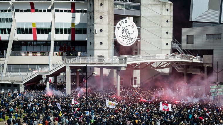 Spelers Ajax tonen schaal: beelden van het feest rondom de Johan Cruijff Arena