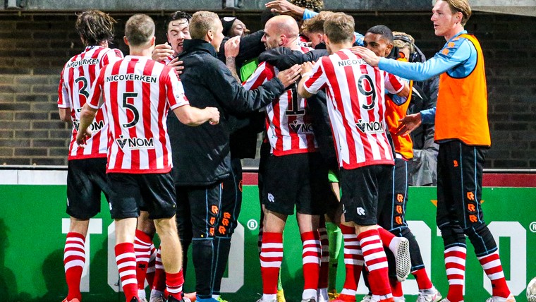 Sparta-spits Emegha viert eerste Eredivisie-goal met prachtig eerbetoon