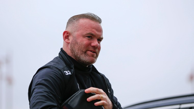 Derby County van Rooney kruipt door oog van de naald