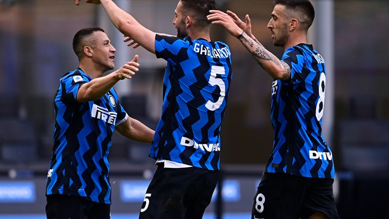 Inter viert titel met ruime zege, Lozano helpt Napoli