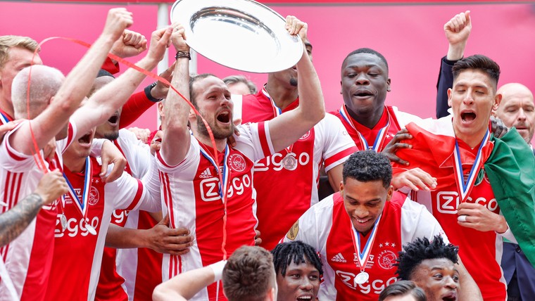 Ajax smelt kampioensschaal om: alle seizoenkaarthouders krijgen een stukje