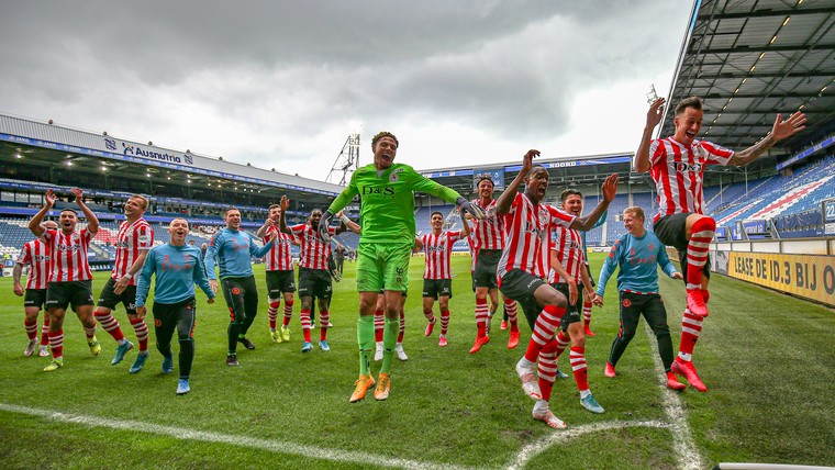 Diepe buiging Fraser voor zijn spelers: 'Alle reden voor een feestje'