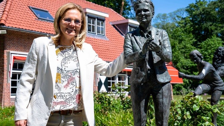 Wiegman onthult eigen standbeeld: eerste vrouw tussen Cruijff en Michels