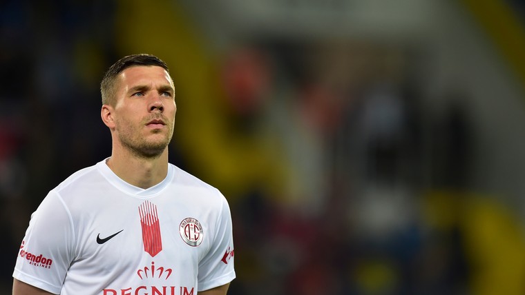 Podolski richt woede op Turkse club na afscheid
