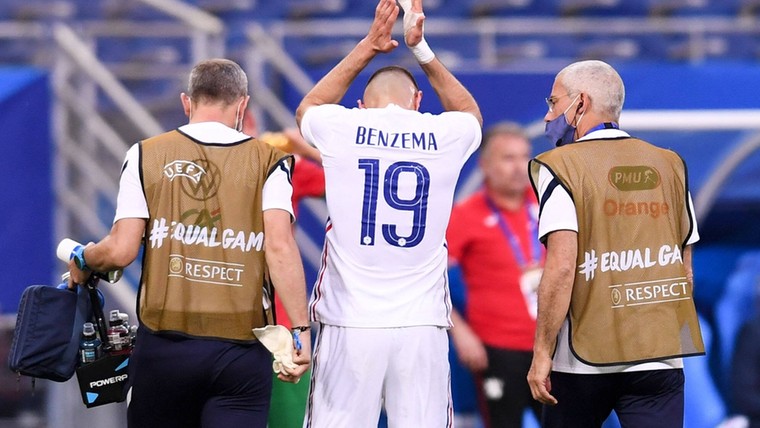 Tranen bij Benzema, maar Deschamps wil geen drama maken van blessure