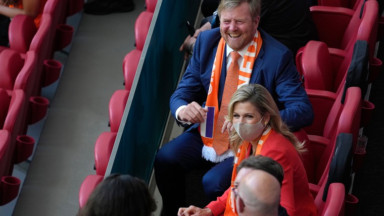 Koning Willem-Alexander gaat uit zijn dak na de 3-2 van Dumfries