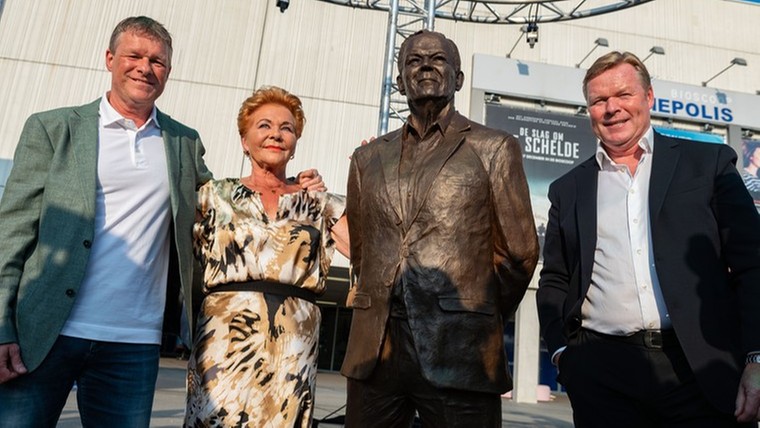 Ronald en Erwin Koeman onthullen standbeeld vader Martin: 'Ongelooflijk trots'