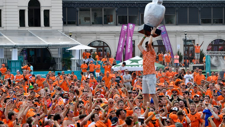 Boedapest kleurt Oranje: fans zorgen voor oude, vertrouwde beelden