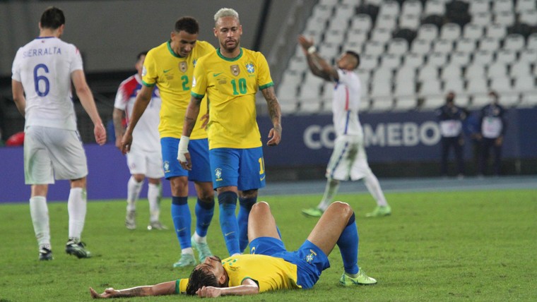 Brazilië naar halve finale, ondanks rood Jesus na vliegende tackle