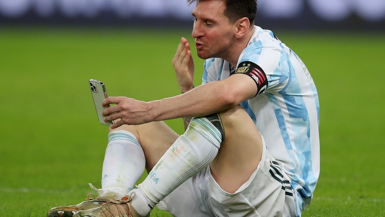 Ontroerende beelden: dolgelukkige Messi toont zijn medaille aan thuisfront