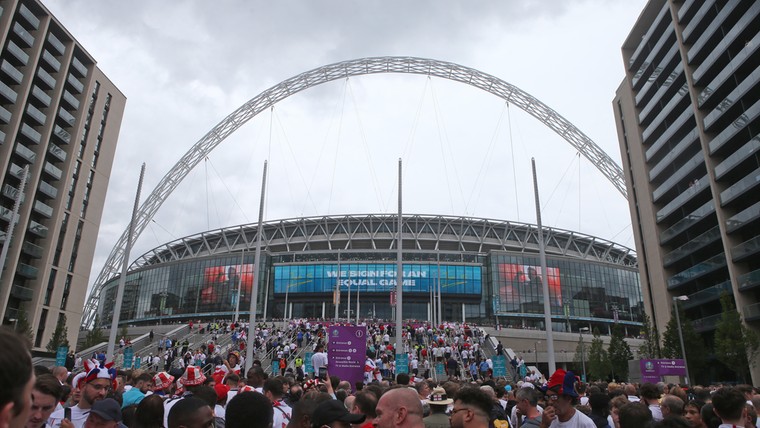 Chaos voor EK-finale: Engelse fans stormen Wembley binnen