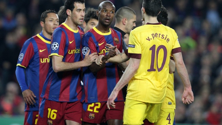 MVV feliciteert Dumoulin, Piqué 'spot' Van Persie bij Barcelona