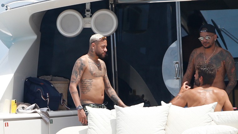 Neymar geniet op vakantie, Van Persie multitaskt bij Feyenoord