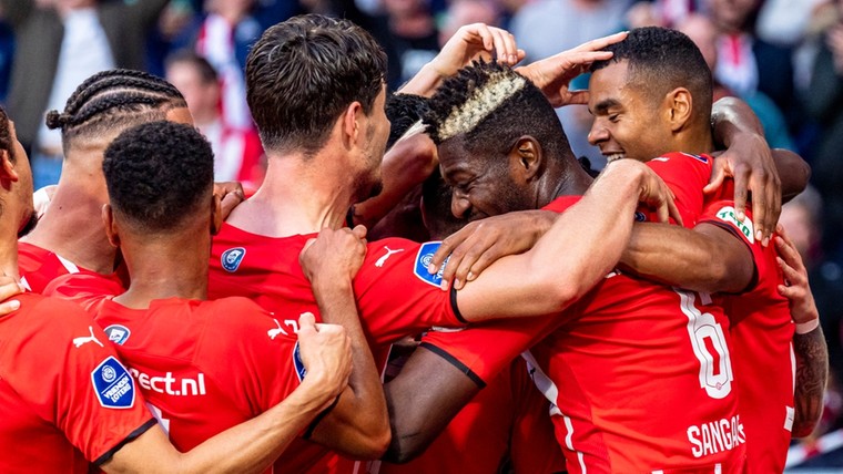 PSV met anderhalf been in play-offs na overtuigende zege op Midtjylland