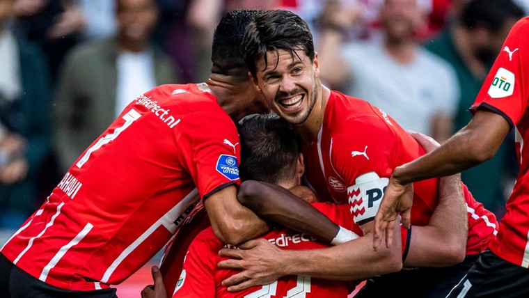 Sneijder onder de indruk van PSV: 'Ze gaan het Ajax heel erg lastig maken' 