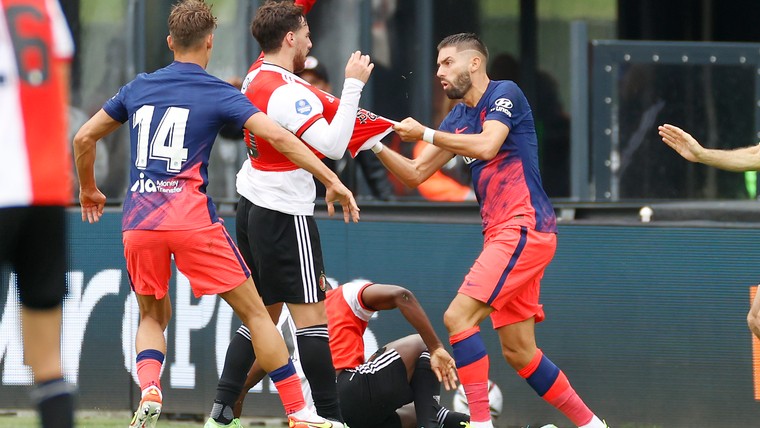 Carrasco buiten zinnen tegen Feyenoord, Simeone stormt veld op