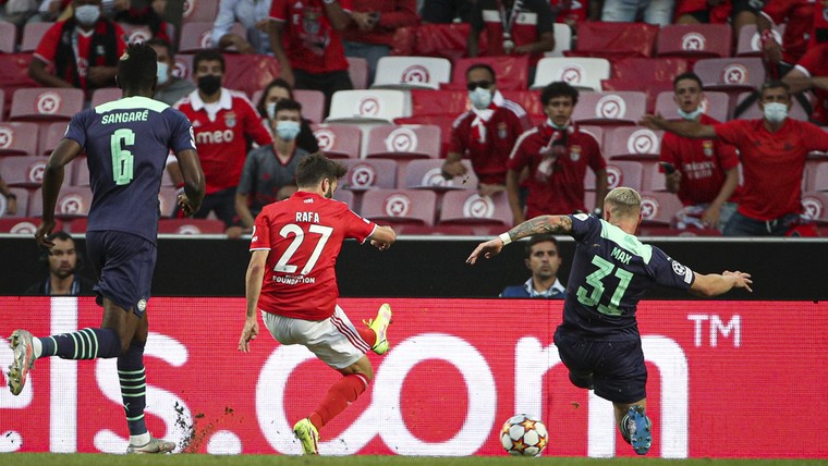 Gakpo verrast Benfica en maakt belangrijke goal voor PSV