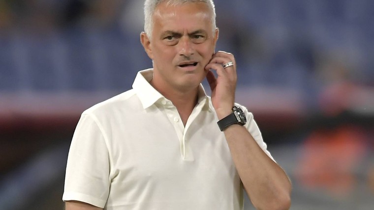 Mourinho strijkt spelersvrouwen tegen de haren in: 'Vakantie is voorbij'