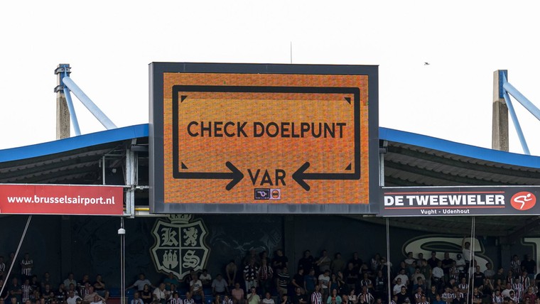 Volgende stap in VAR-discussie: beelden op schermen in Eredivisie-stadions te zien