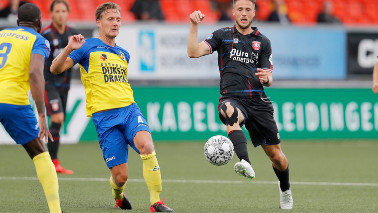 Van Wolfswinkel fileert FC Twente én zichzelf: 'Drama, van alle kanten'