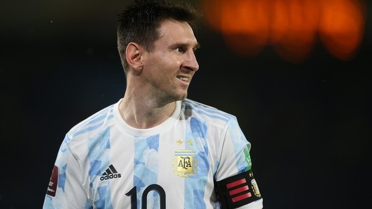 Messi lijkt klaar voor Clásico, alleen pleister herinnert aan 'aanslag' 