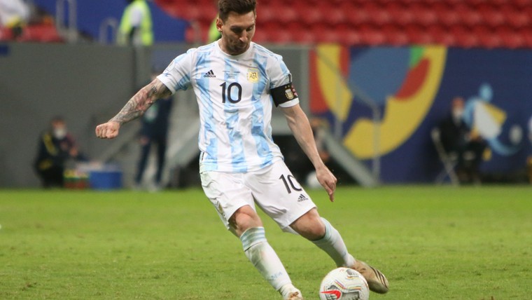 Messi wijst Argentinië de weg met hattrick en grijpt record van Pelé