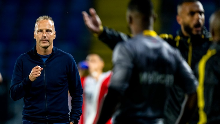 NAC Breda zakt verder weg, hattrickheld De Waal wijst Jong Ajax de weg
