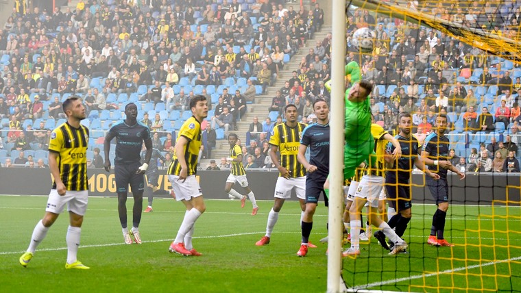 Zelden vertoond: bekijk hoe Fortuna-smaakmaker Seuntjens scoort tegen Vitesse