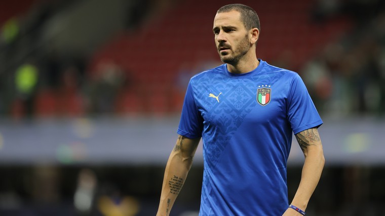 Bonucci door het stof na vroege rode kaart