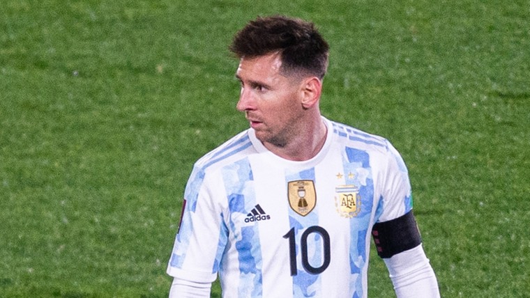 Messi wijst Argentinië de weg met onorthodoxe jubileumgoal
