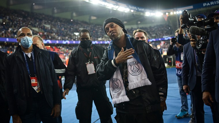 Fraaie beelden: Ronaldinho omhelst Messi bij terugkeer in Parijs