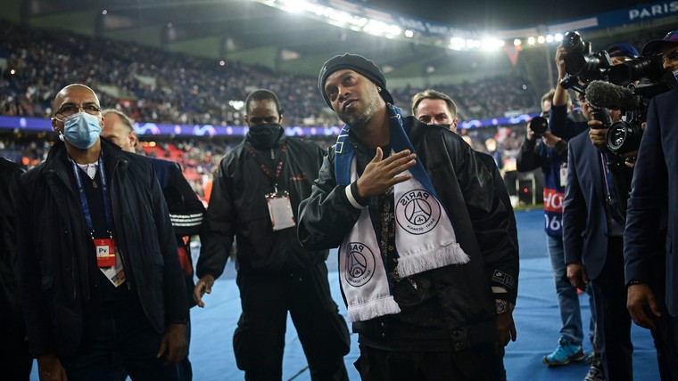 Sometimes, a Hug is Worth More Than Anything in Life: A Beautiful, Emotion-filled Image of Ronaldinho Embracing Messi After a Long-awaited Reunion" 1