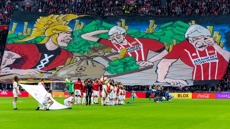 Aanklager KNVB start onderzoek naar spandoek tijdens Ajax-PSV