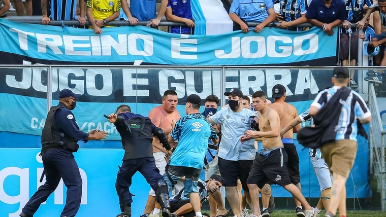 Ongehoord: boze Grêmio-fans slopen VAR-cabine na nederlaag