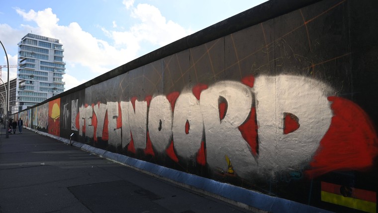 Historisch deel Berlijnse muur beklad met Feyenoord-graffiti