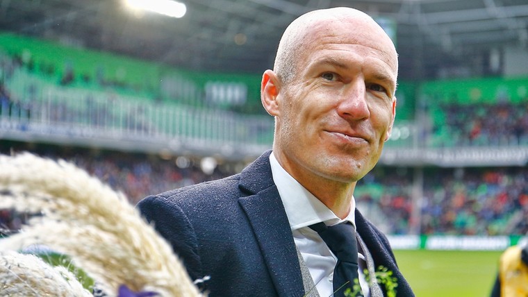 Staande ovatie en ereronde: Robben krijgt fraai afscheid bij Groningen