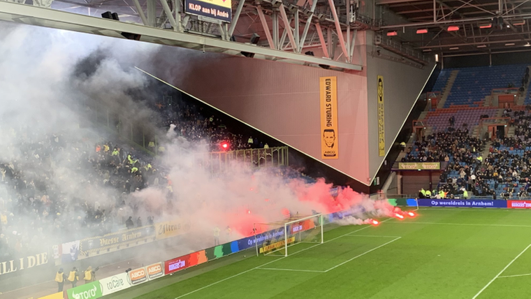 Ook in Arnhem gaat het mis: Utrecht-fans gooien vuurwerk op het veld