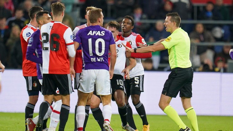 Blikjes op het veld in de Kuip: Feyenoord - AZ tijdelijk stilgelegd