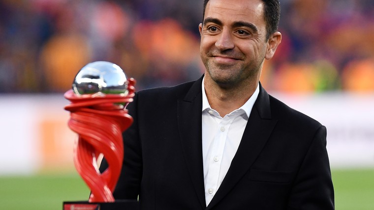 Xavi tijdens presentatie in Camp Nou luidkeels toegejuicht door Barça-fans