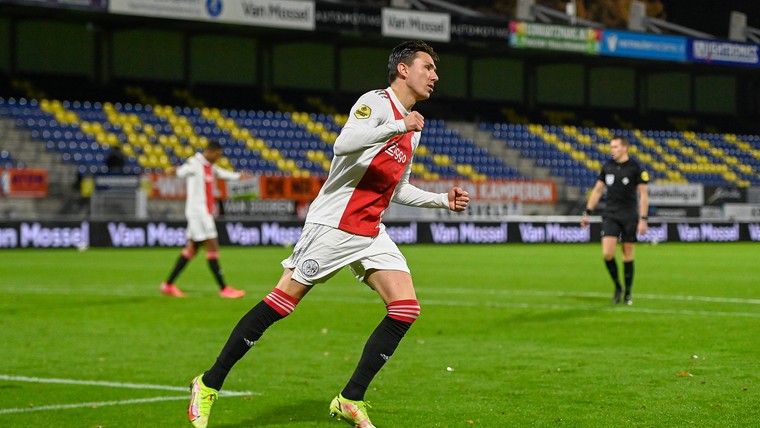 Ajax pakt na twee uitglijders de draad weer op in Waalwijk
