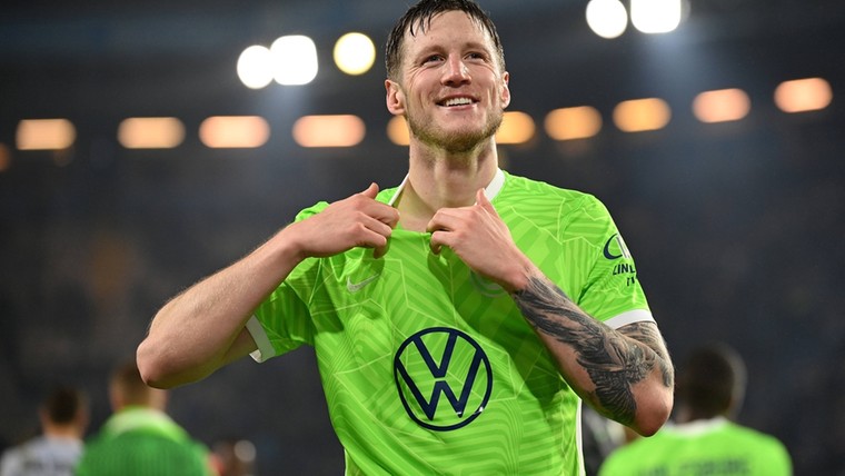 Opgeluchte Weghorst: 'Van Bommel en Wolfsburg pasten niet bij elkaar' 