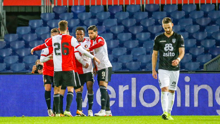 Feyenoord hijgt dankzij Sinisterra Ajax in de nek